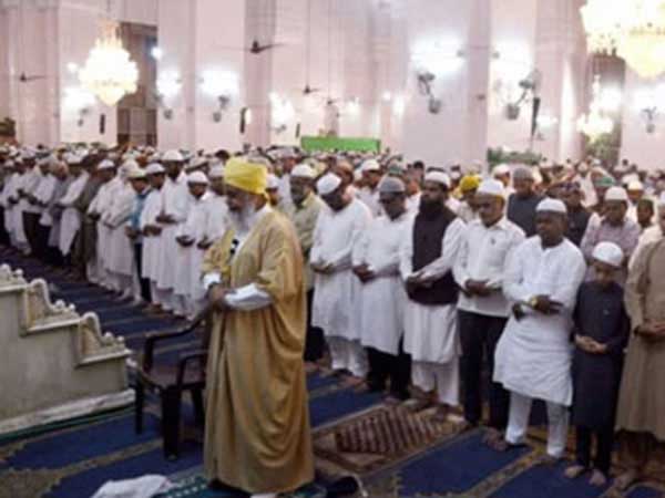 Muslims praying for forgivness of sins on Laylat al Bara'at.