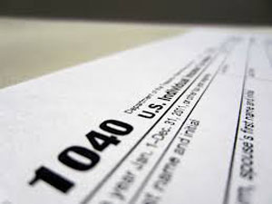 Paper form 1040 - Tax Day Paper form 1040